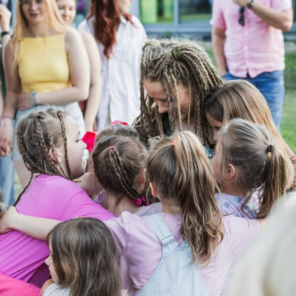 Branku Brančotavā visi mūziķi rokas stiepiena jeb samīļojiena attālumā. Tuvumā.  