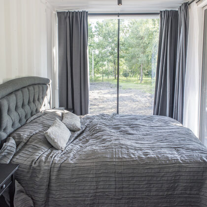 Rezidence, jeb konteinermājiņa ar skatu uz parku un upi