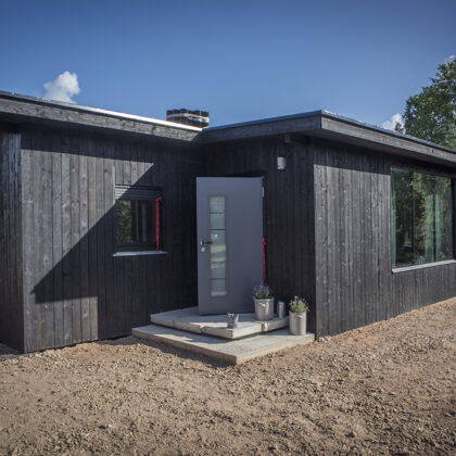 Rezidence, jeb konteinermājiņa ar skatu uz parku un upi