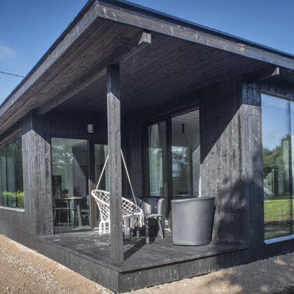 Rezidence, jeb konteinermājiņa ar skatu uz parku un upi