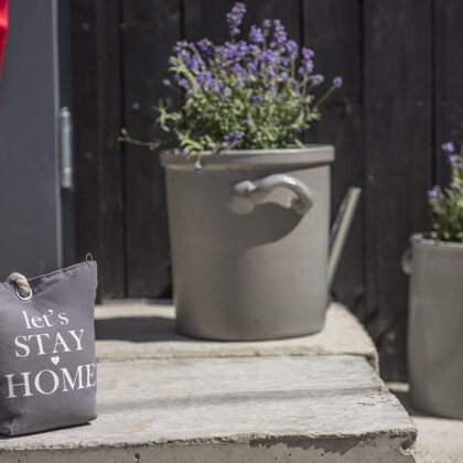 Rezidence, jeb konteinermājiņa ar skatu uz parku un upi