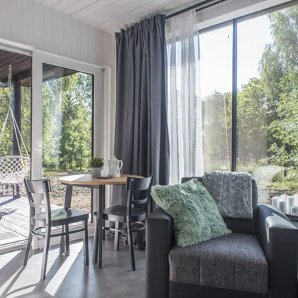 Rezidence, jeb konteinermājiņa ar skatu uz parku un upi