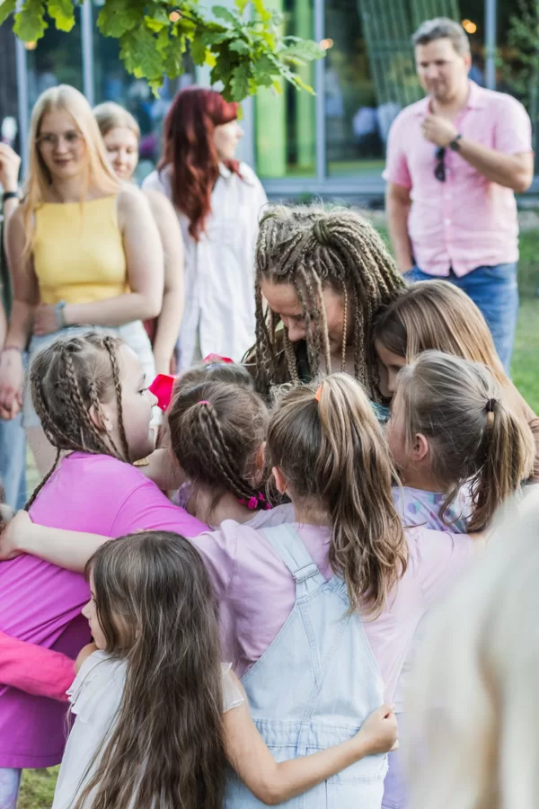 Branku Brančotavā visi mūziķi rokas stiepiena jeb samīļojiena attālumā. Tuvumā.  