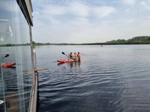 SUP dēļi vienmēr uz borta, lai pieejami ikreiz, kad vēlamies paSUPot